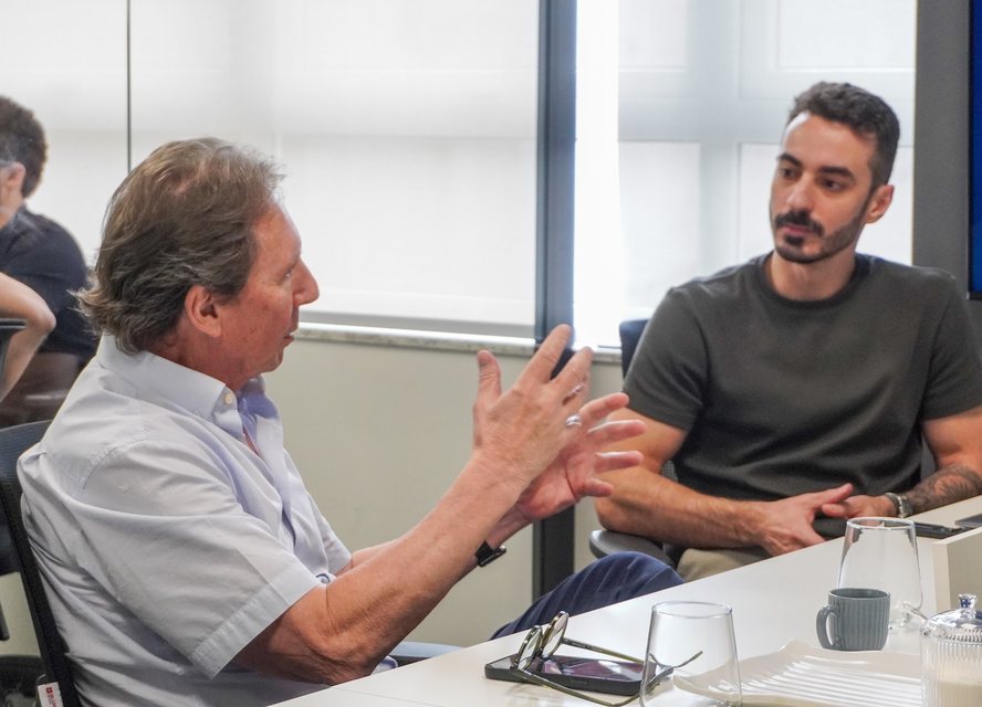 Empresários em conversa durante uma experiência da Marvee