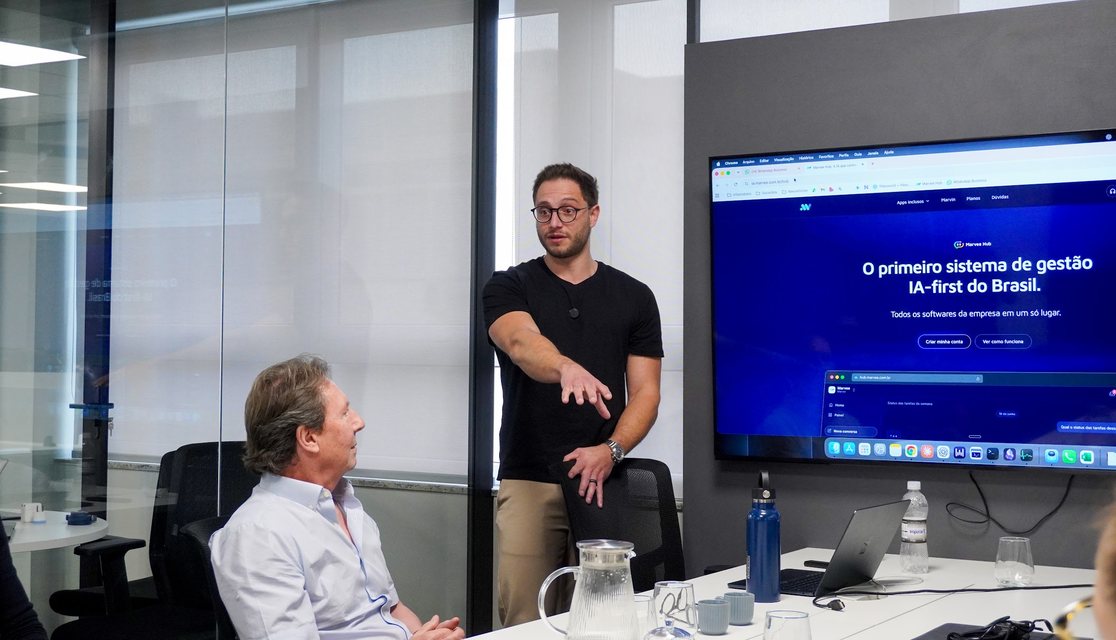 Apresentação do Marvee Hub na tela da sala de reunião