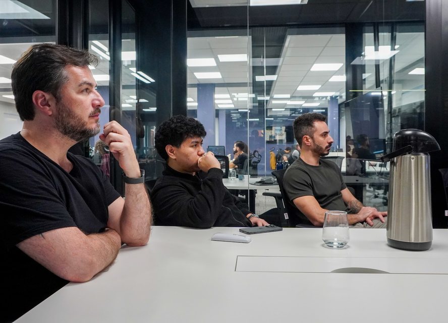 Empresários reunidos ao redor da mesa na Marvee