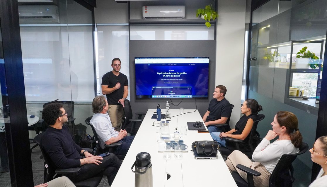 A sala cheia durante a imersão, com o Marvee Hub na tela