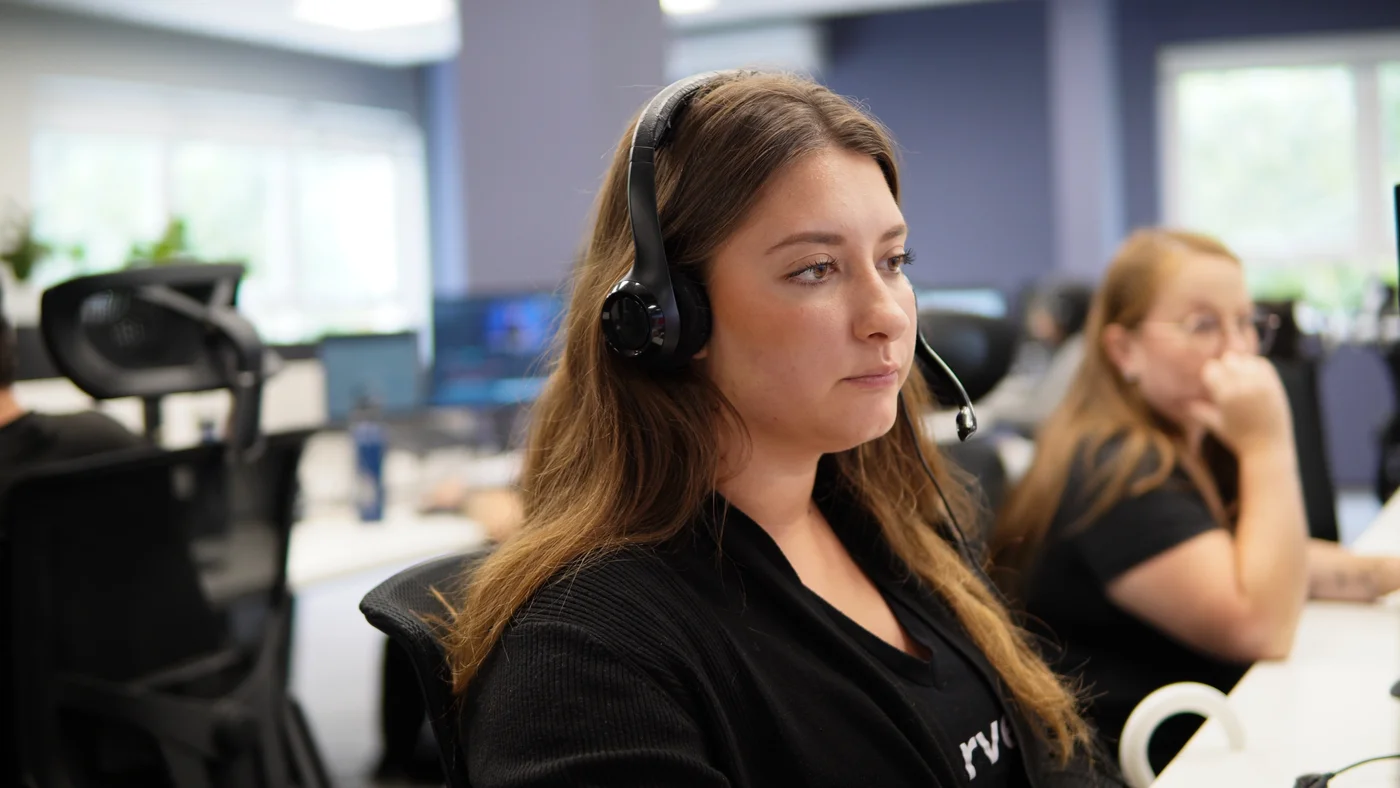 Profissional da Marvee em atendimento com headset