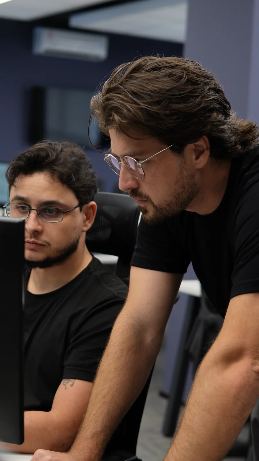 Colegas colaborando em frente ao computador