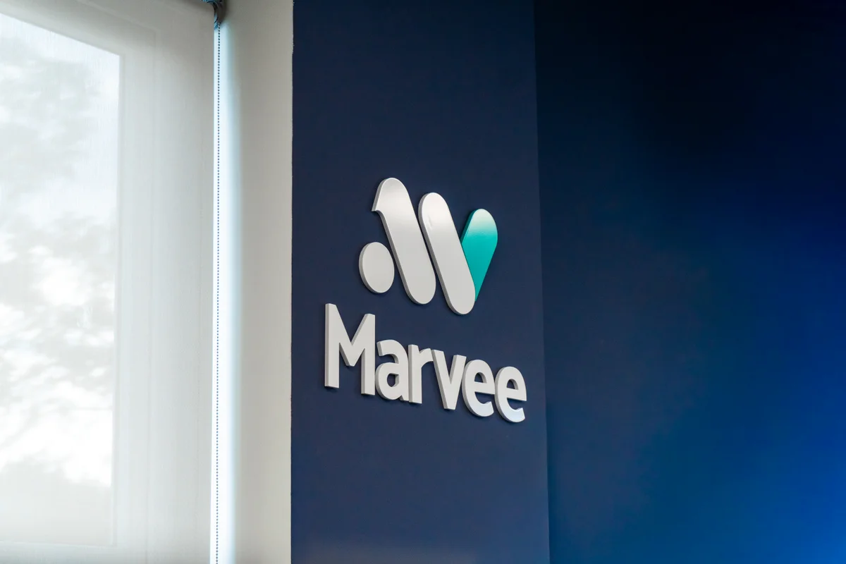 Marca Marvee na parede azul do escritório