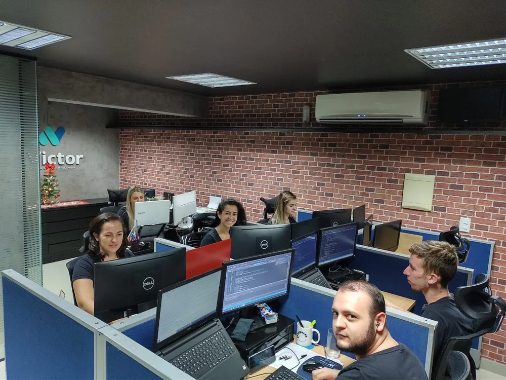 Equipe no escritório da M.Victor em 2020