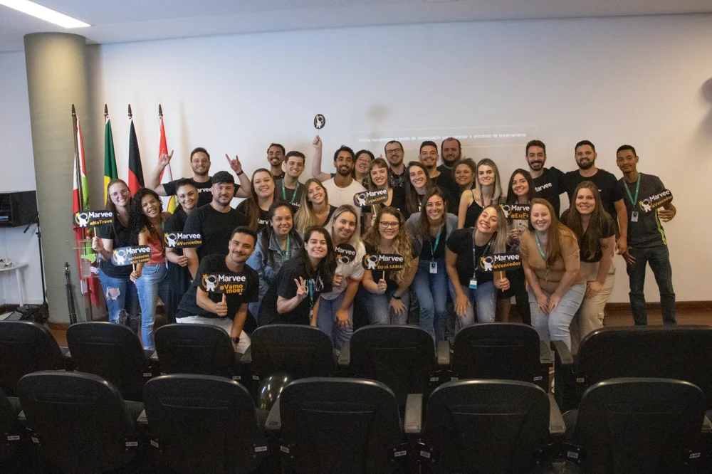 Equipe Marvee reunida em um auditório em 2022