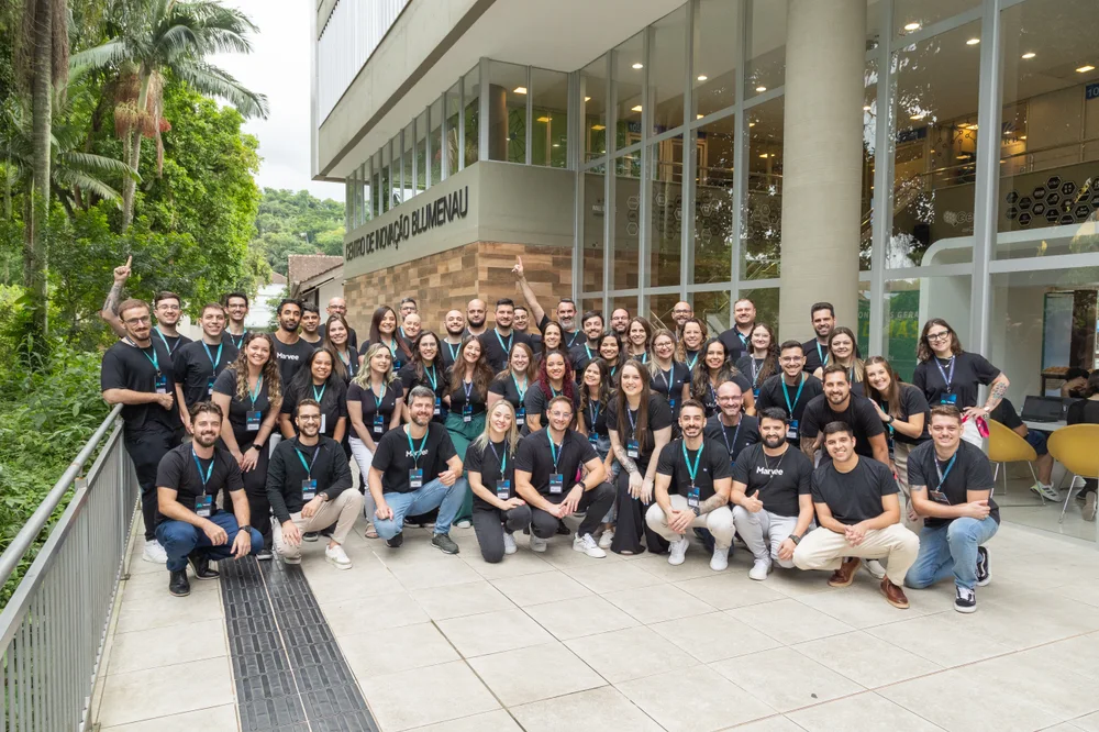 Equipe Marvee em frente ao Centro de Inovação Blumenau em 2024